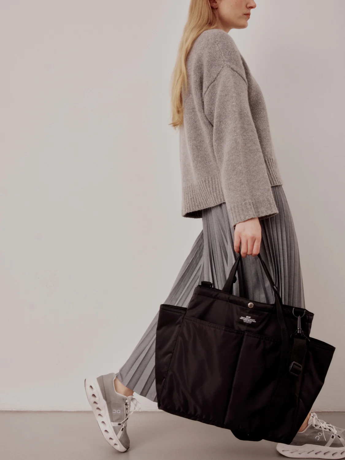 Carry-all Beach Bag - Black Puffer - Image 9